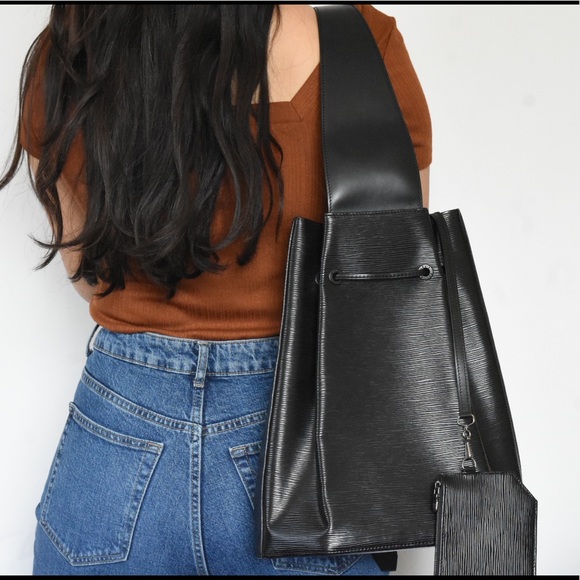 🖤RARE🖤 LV Epi Backpack sling In Noir - Picture 2 of 8